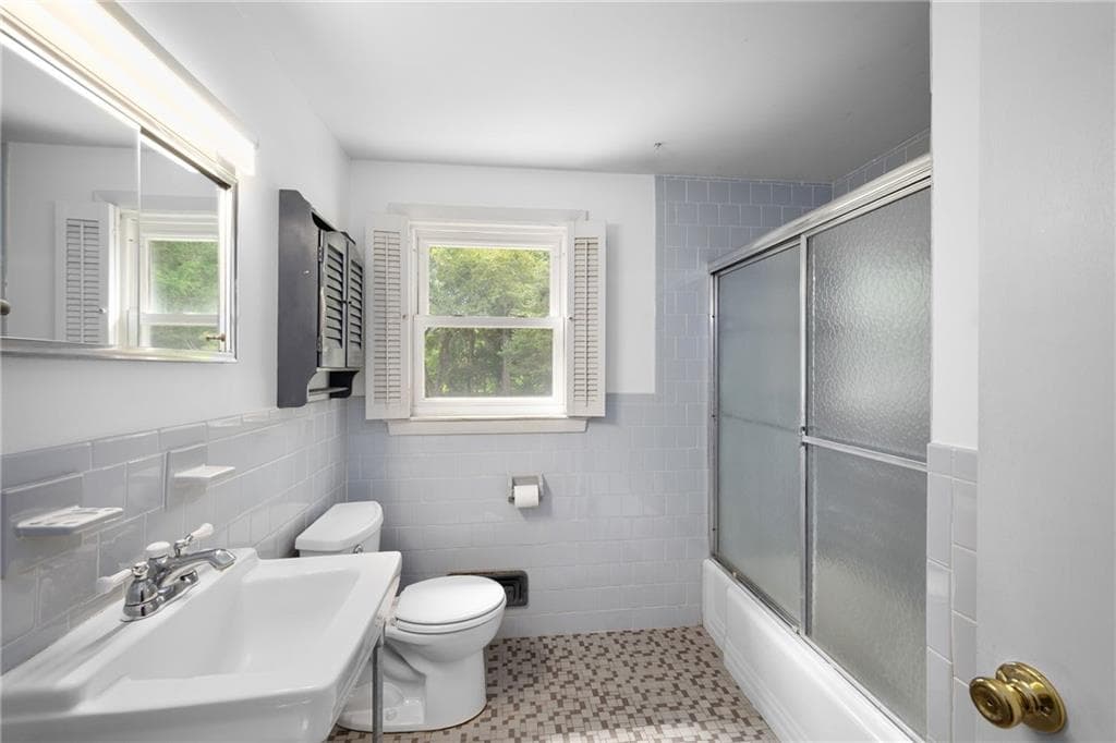 Single Family Residence at 108 Longfellow Drive, Warwick, photo 24 of 40
