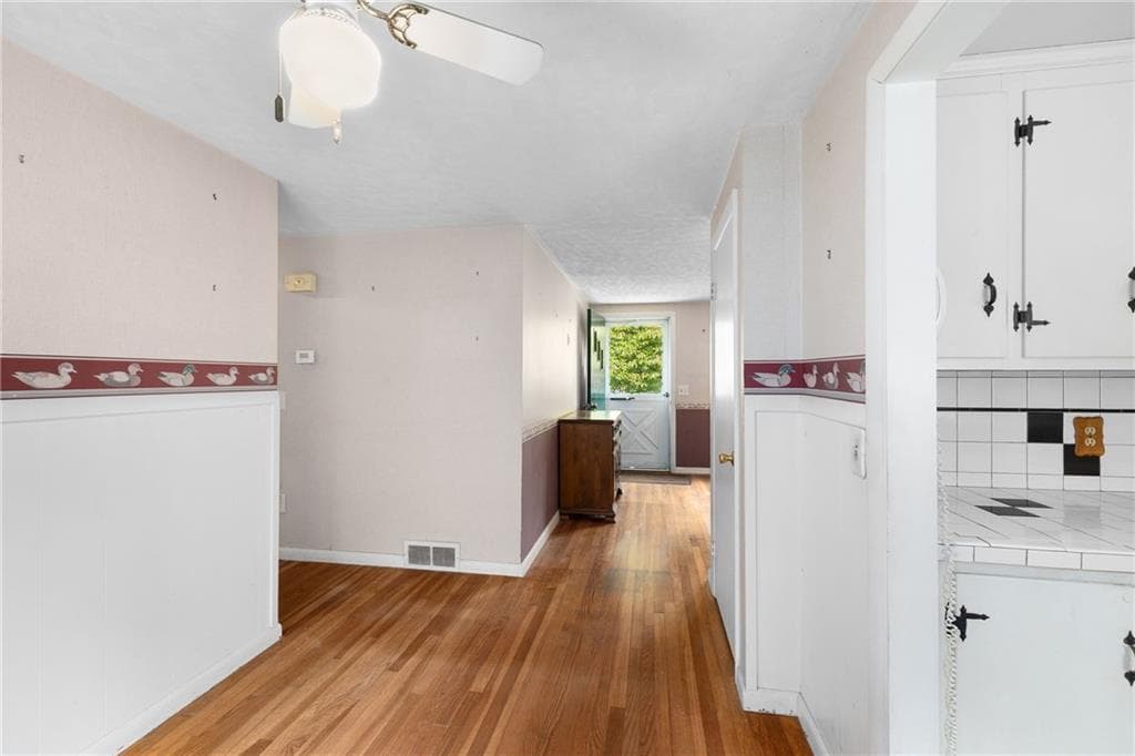 Single Family Residence at 108 Longfellow Drive, Warwick, photo 11 of 40