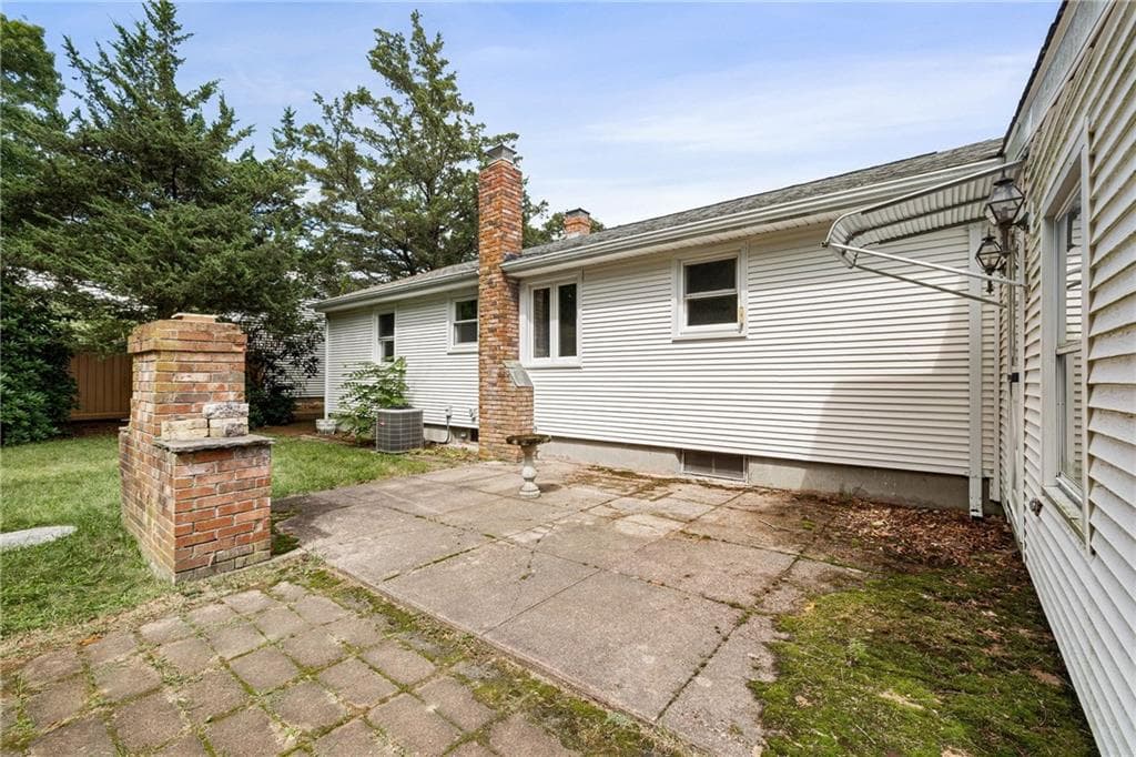 Single Family Residence at 108 Longfellow Drive, Warwick, photo 31 of 40