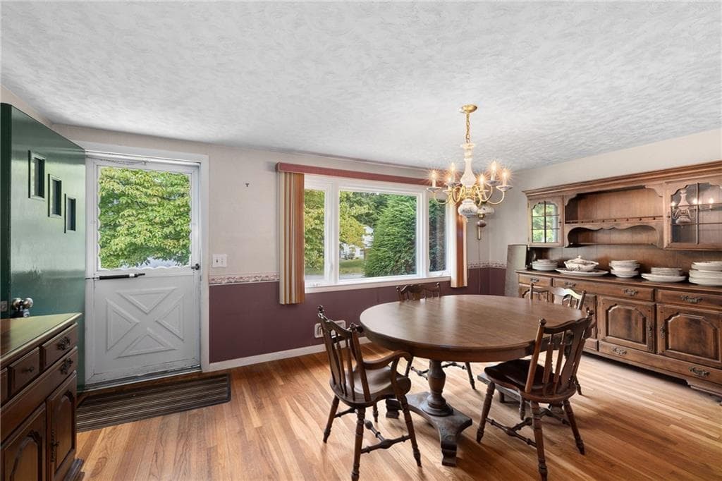 Single Family Residence at 108 Longfellow Drive, Warwick, photo 4 of 40