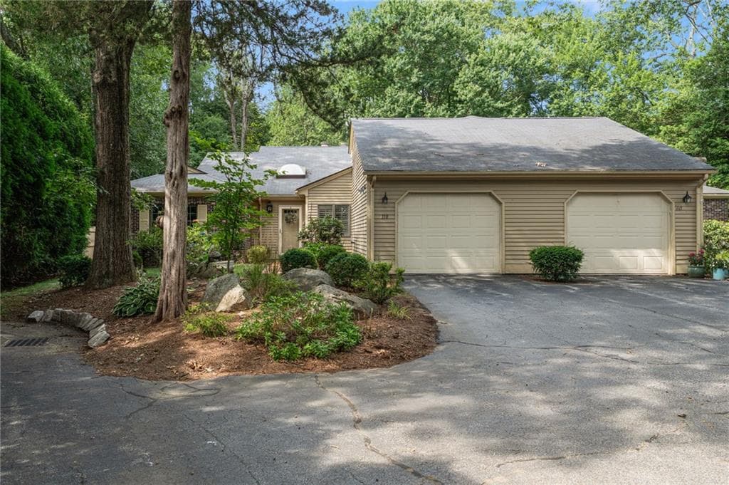 Condominium at 118 Pine Glen Drive Drive, East Greenwich, photo 2 of 22