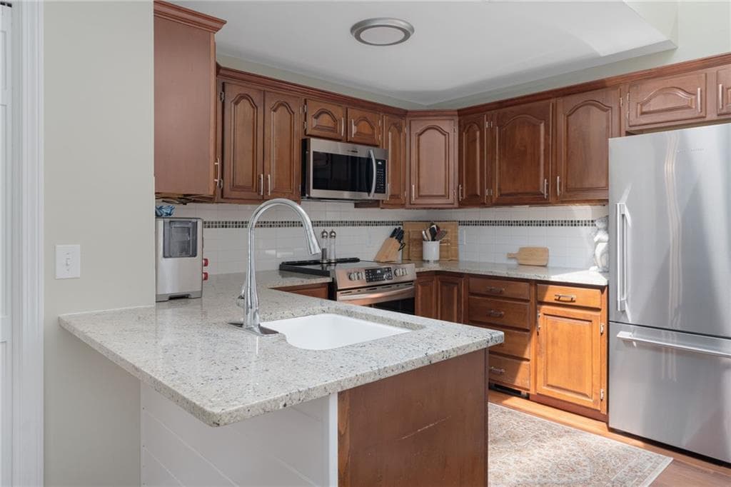 Condominium at 118 Pine Glen Drive Drive, East Greenwich, photo 4 of 22