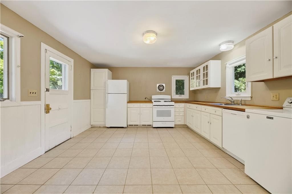 Single Family Residence at 46 Carr Lane, Jamestown, photo 23 of 39