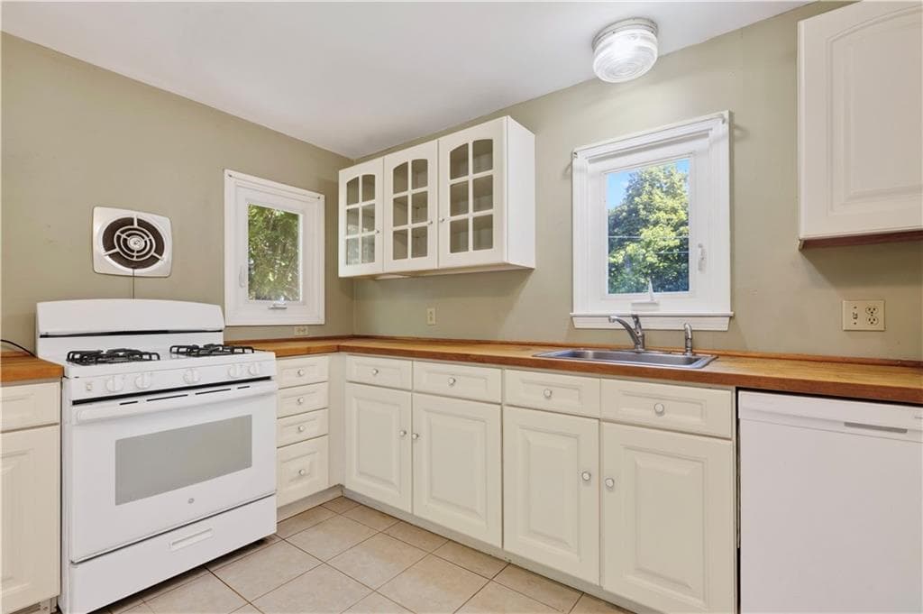 Single Family Residence at 46 Carr Lane, Jamestown, photo 21 of 39