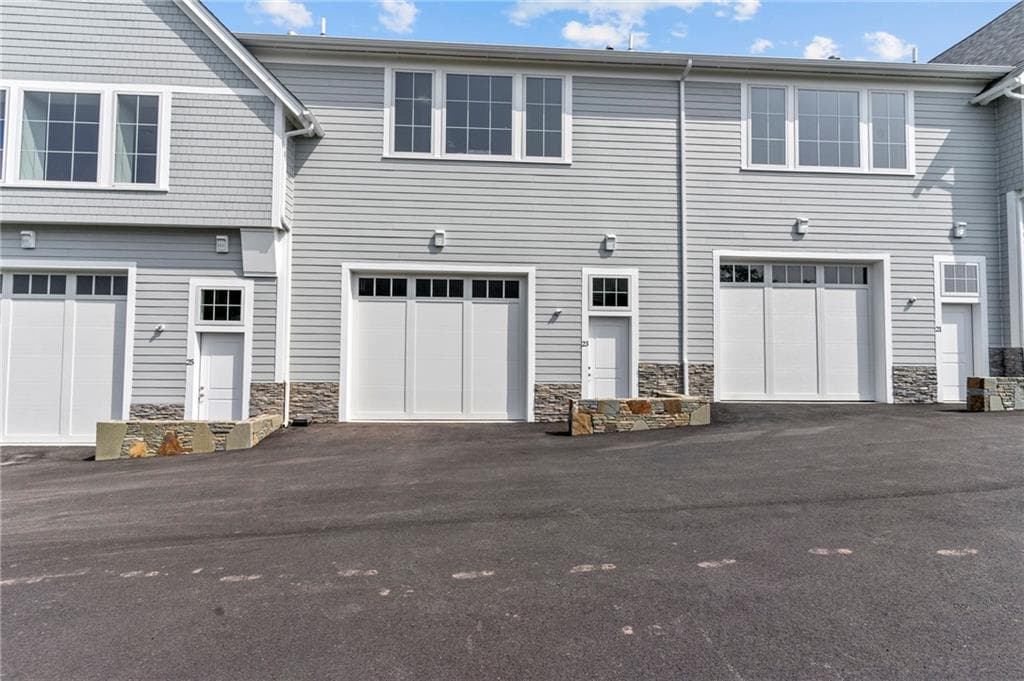 Condominium at 55 John Clarke Road UNIT 23, Middletown, photo 2 of 27