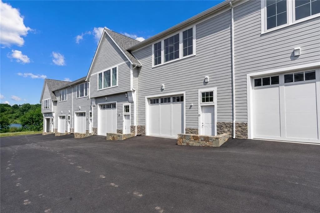 Condominium at 55 John Clarke Road UNIT 23, Middletown, photo 3 of 27