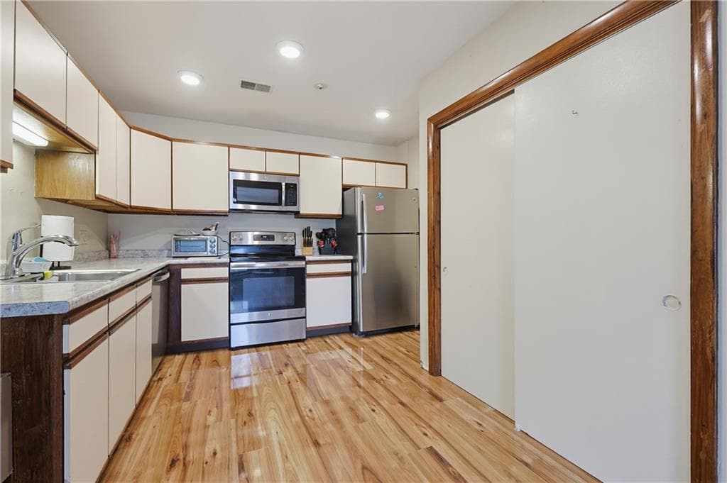 Condominium at 35 Kristee Circle Circle UNIT 35, West Warwick, photo 4 of 26