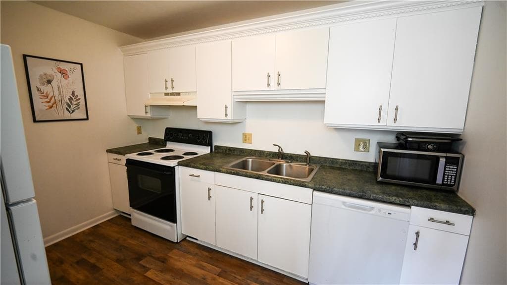 Condominium at 23 Village Court, West Warwick, photo 3 of 11