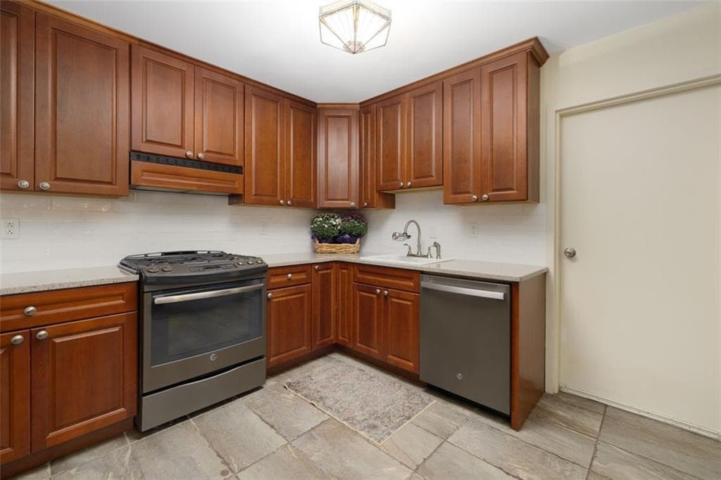 Condominium at 151 Edaville Court, Warwick, photo 7 of 47
