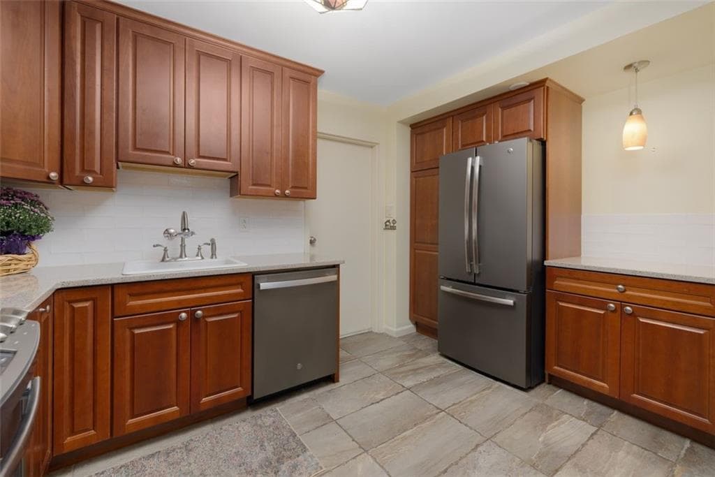 Condominium at 151 Edaville Court, Warwick, photo 9 of 47