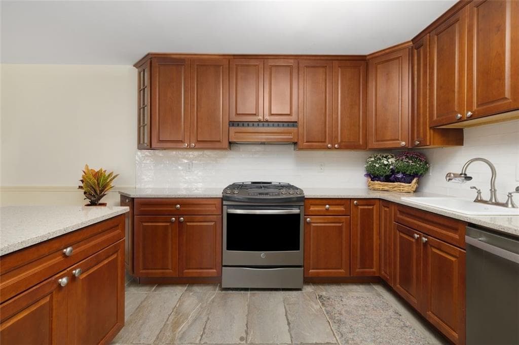 Condominium at 151 Edaville Court, Warwick, photo 8 of 47