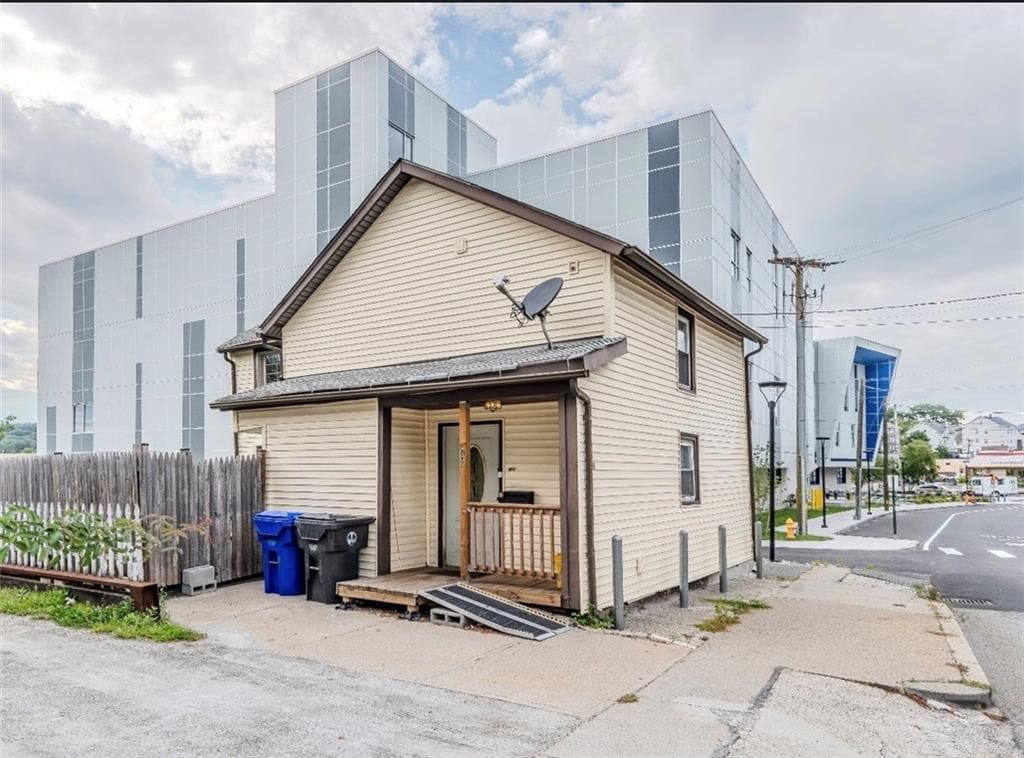 738 Lonsdale Avenue