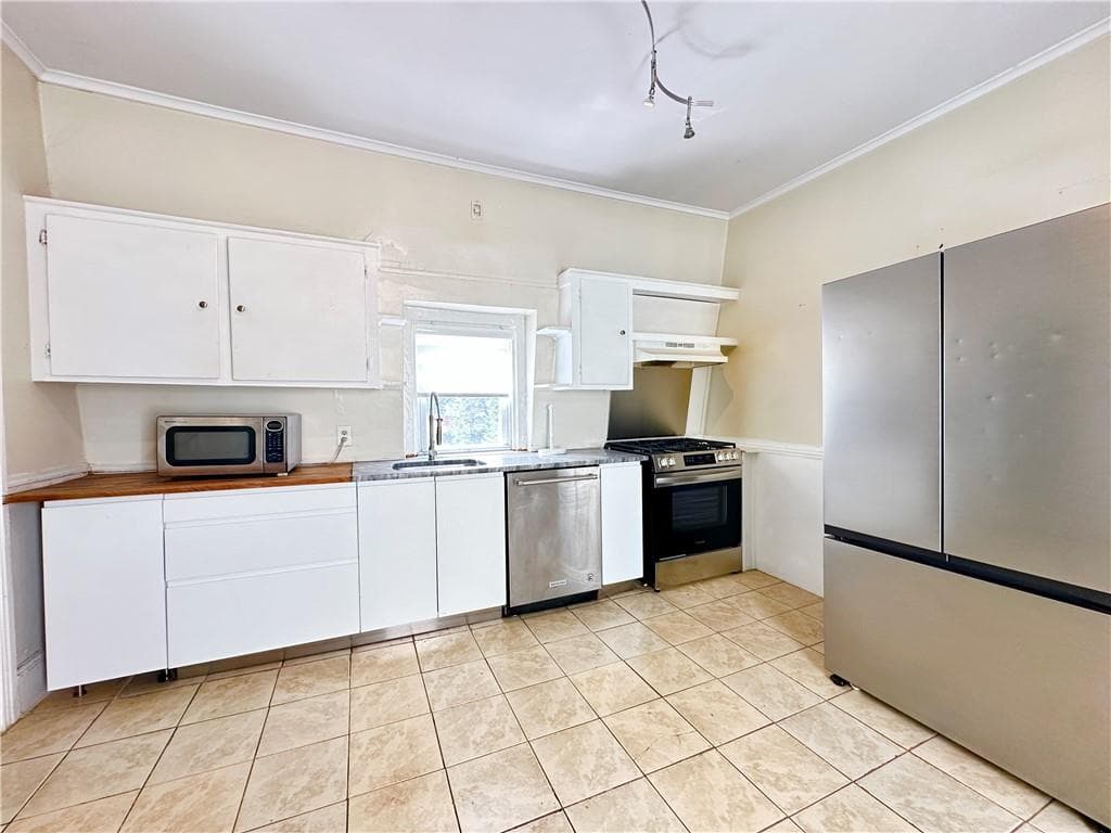 Multi Family at 137 Sutton Street, Providence, photo 13 of 39