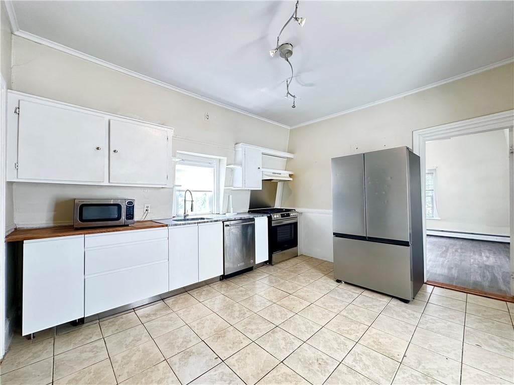 Multi Family at 137 Sutton Street, Providence, photo 12 of 39