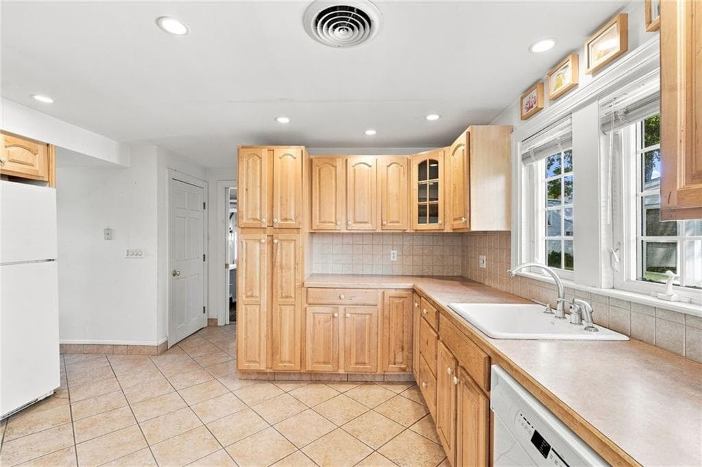 Single Family Residence at 77 Ausdale Road, Cranston, photo 10 of 44