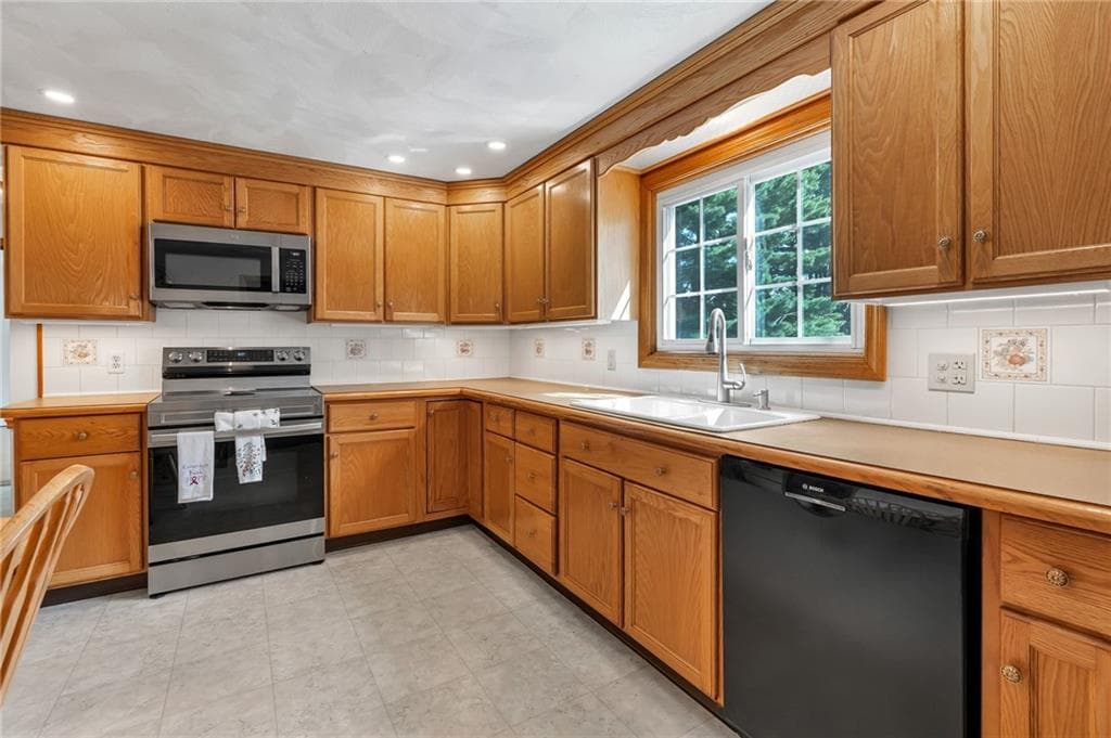 Single Family Residence at 43 Countryside Drive, Cumberland, photo 7 of 47