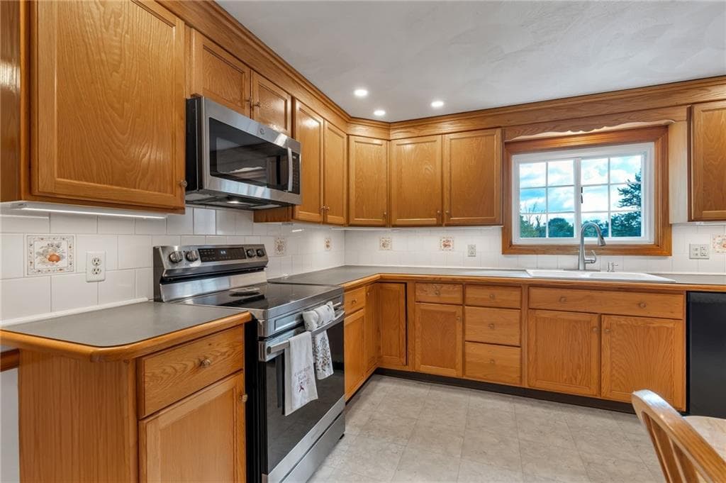 Single Family Residence at 43 Countryside Drive, Cumberland, photo 9 of 47