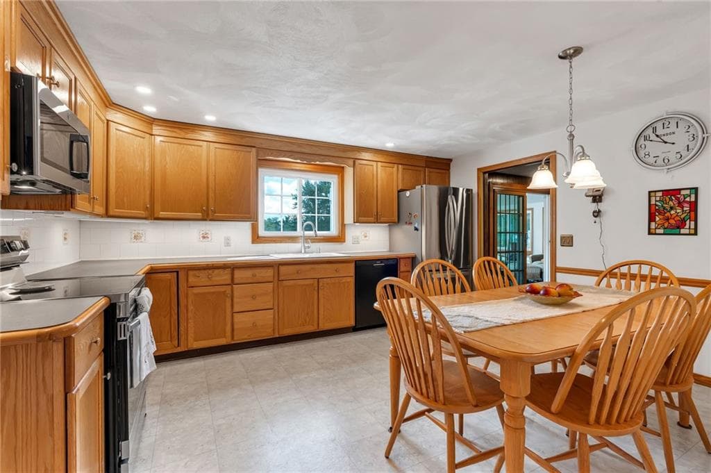 Single Family Residence at 43 Countryside Drive, Cumberland, photo 8 of 47