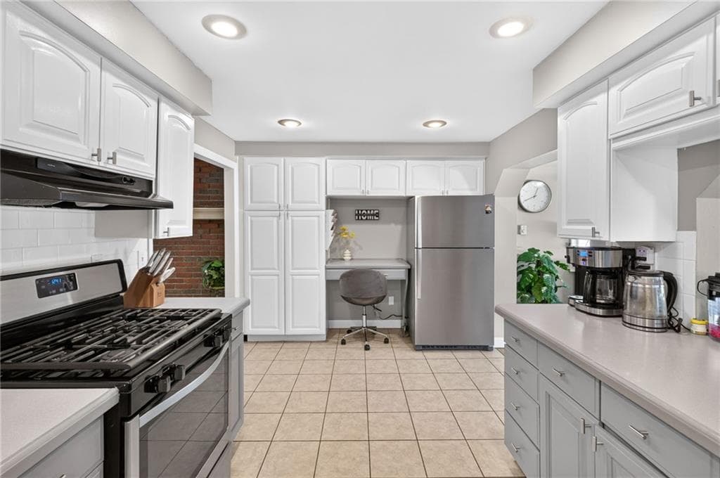 Single Family Residence at 215 Mendon Road, North Attleboro, photo 14 of 48