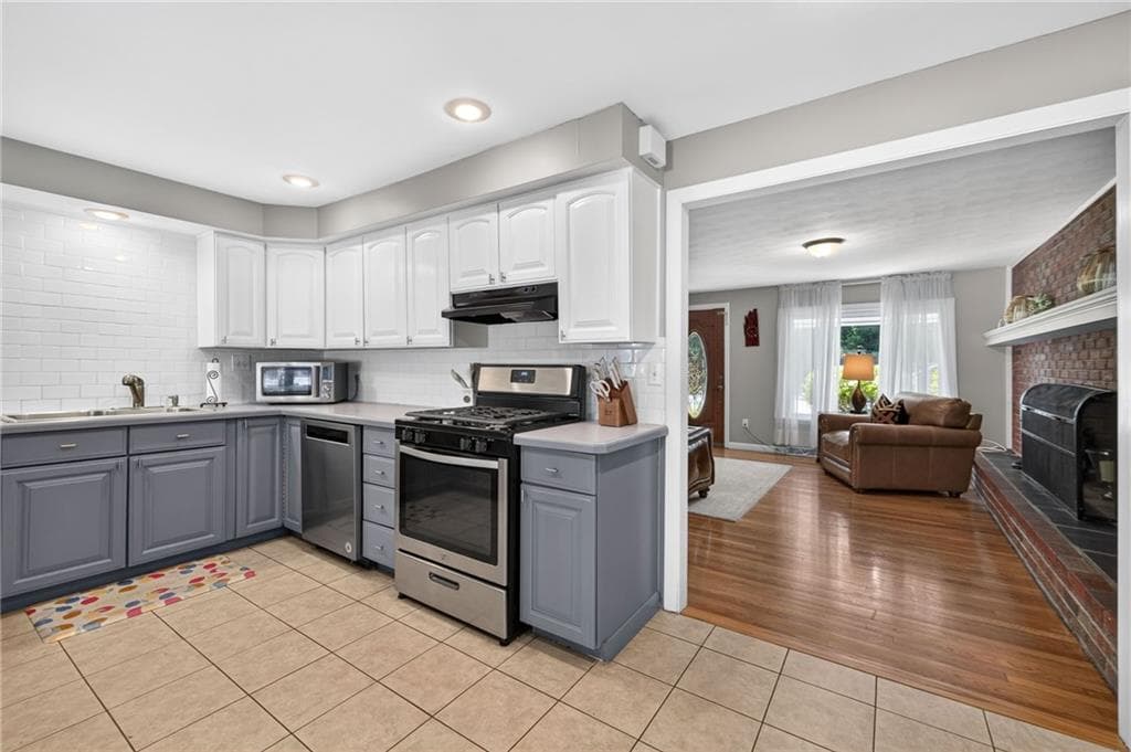 Single Family Residence at 215 Mendon Road, North Attleboro, photo 15 of 48