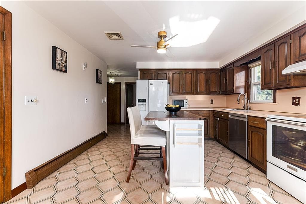 Single Family Residence at 105 Walnut Street, Johnston, photo 9 of 24