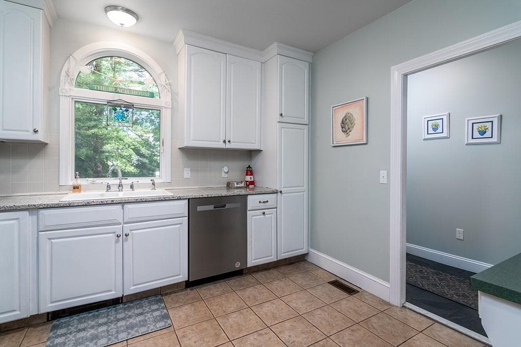 Single Family Residence at 475 Woodruff Avenue, South Kingstown, photo 10 of 29