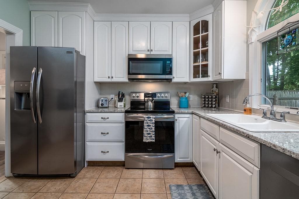 Single Family Residence at 475 Woodruff Avenue, South Kingstown, photo 11 of 29