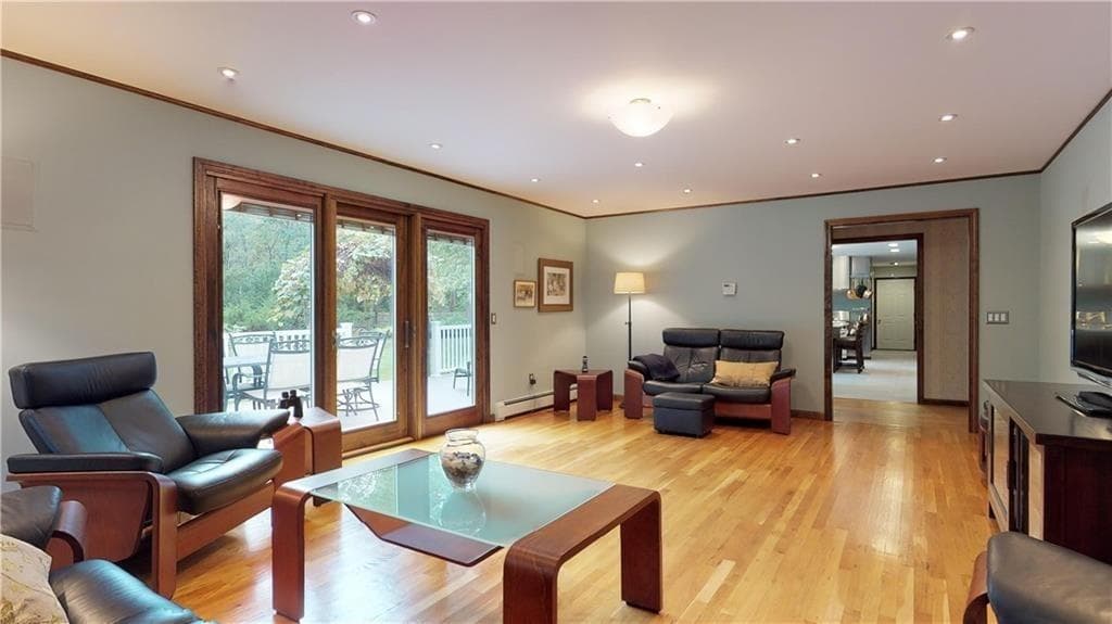 Single Family Residence at 48 Saint George Court, Warwick, photo 17 of 41