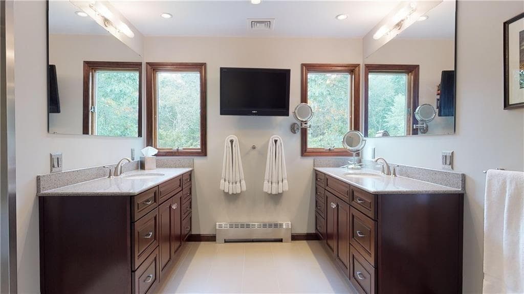 Single Family Residence at 48 Saint George Court, Warwick, photo 24 of 41