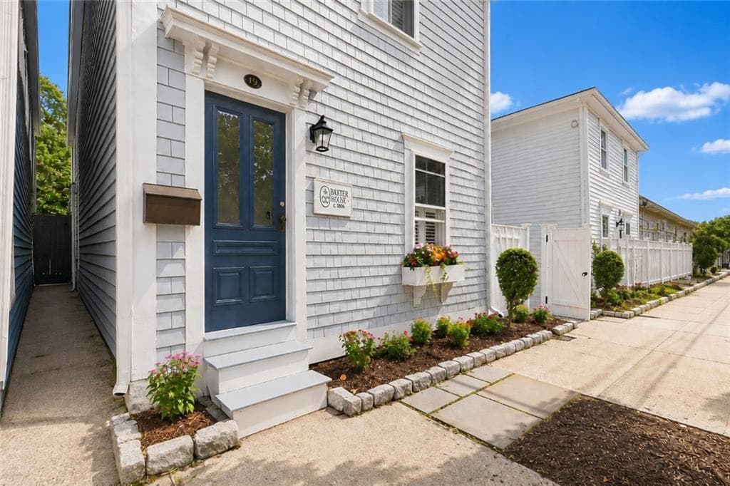 Single Family Residence at 19 1/2 Third Street, Newport, photo 2 of 20