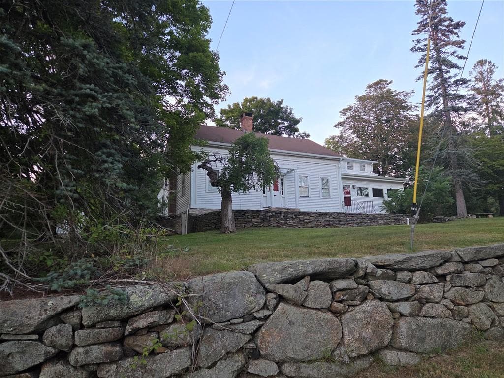 Single Family Residence at 5 Pine Hill Road, Johnston, photo 2 of 20