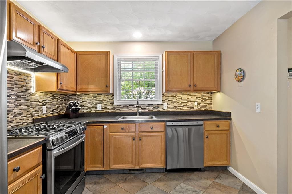 Single Family Residence at 71 Remington Farm Drive, Coventry, photo 10 of 47