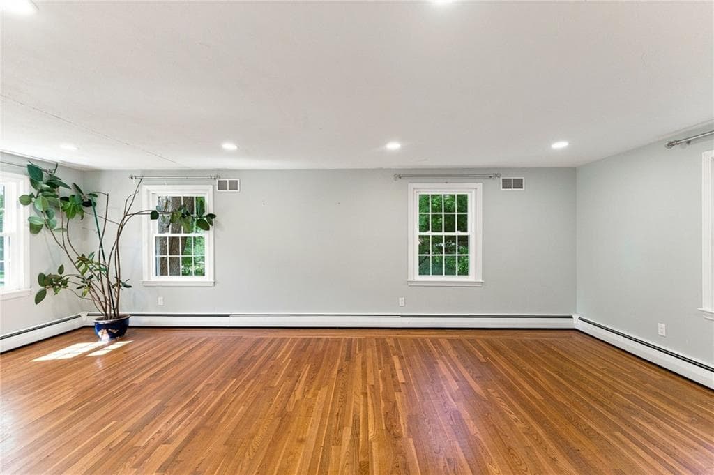 Single Family Residence at 33 Old Oak Drive, Warwick, photo 12 of 47