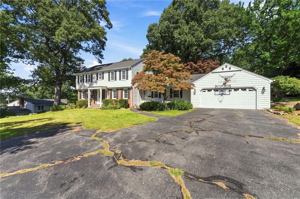 Single Family Residence at 33 Old Oak Drive, Warwick, photo 3 of 47