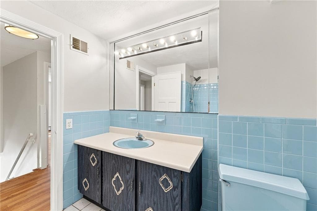 Single Family Residence at 33 Old Oak Drive, Warwick, photo 32 of 47