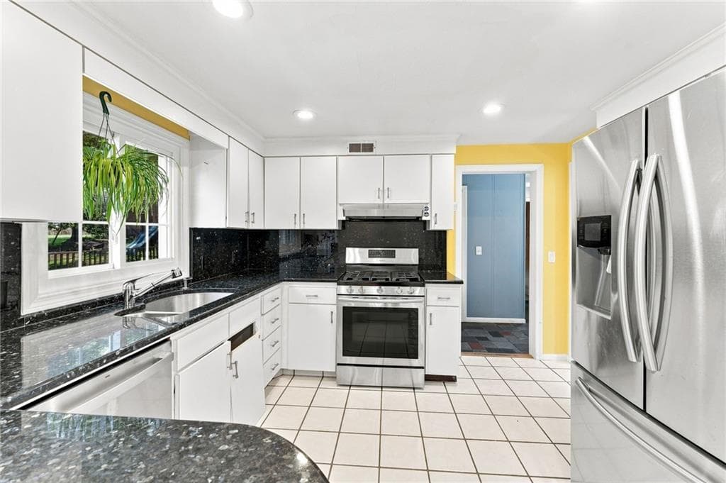 Single Family Residence at 33 Old Oak Drive, Warwick, photo 20 of 47