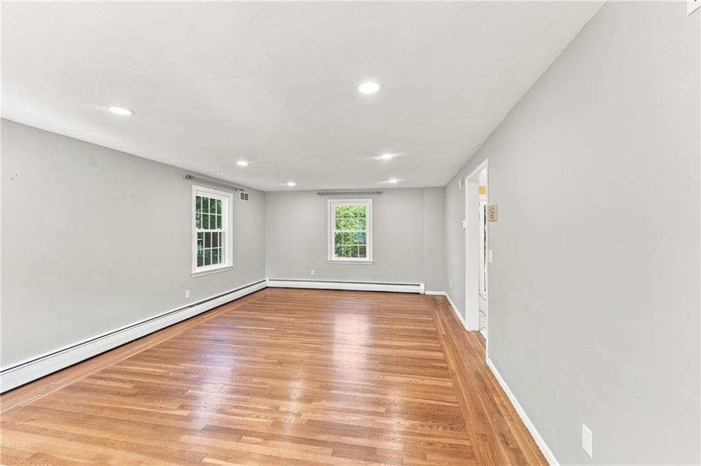 Single Family Residence at 33 Old Oak Drive, Warwick, photo 9 of 47