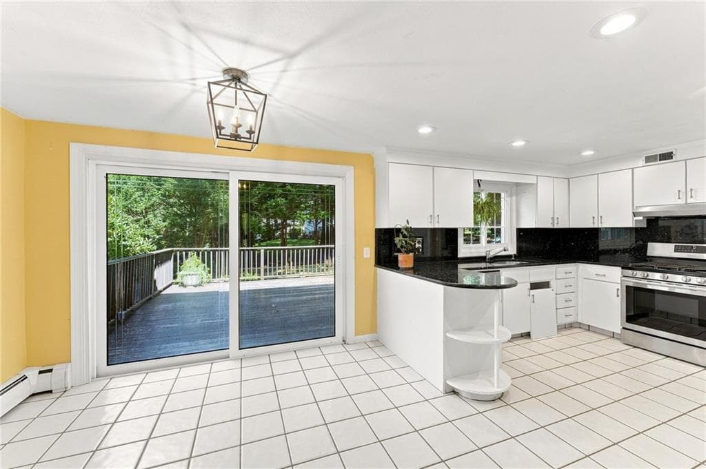 Single Family Residence at 33 Old Oak Drive, Warwick, photo 18 of 47