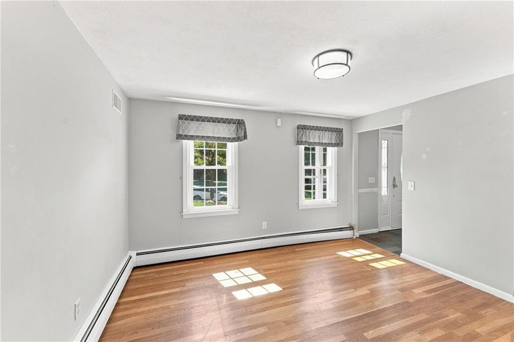 Single Family Residence at 33 Old Oak Drive, Warwick, photo 15 of 47
