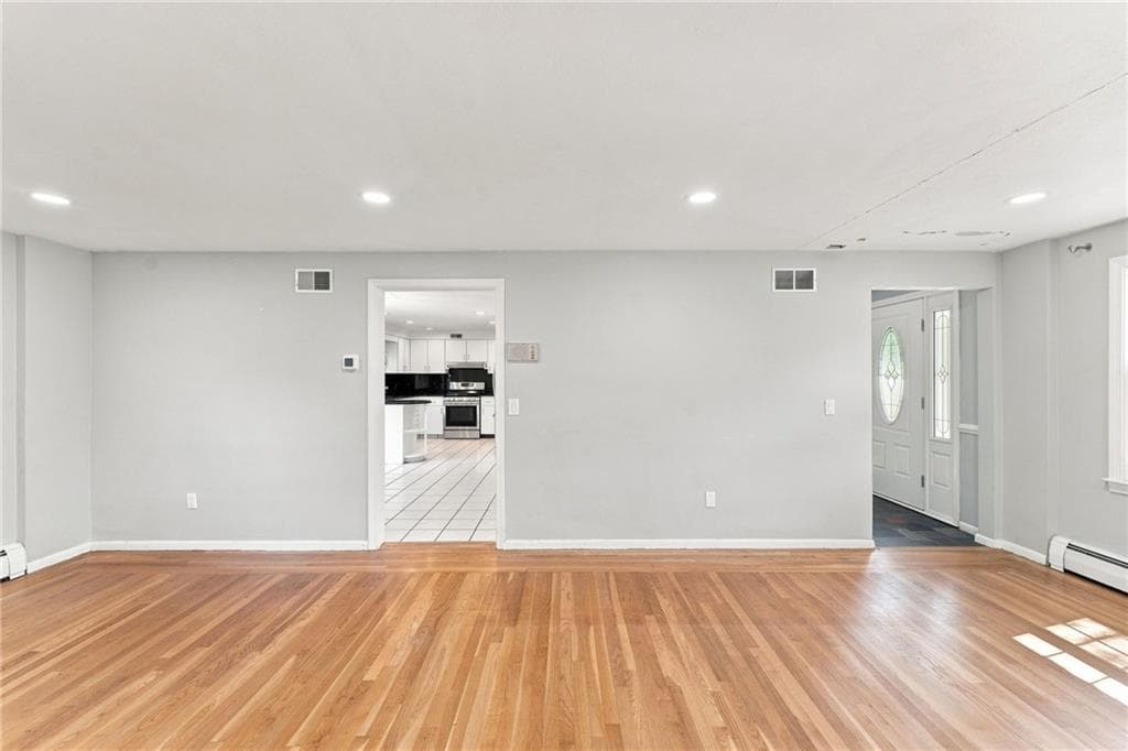Single Family Residence at 33 Old Oak Drive, Warwick, photo 11 of 47