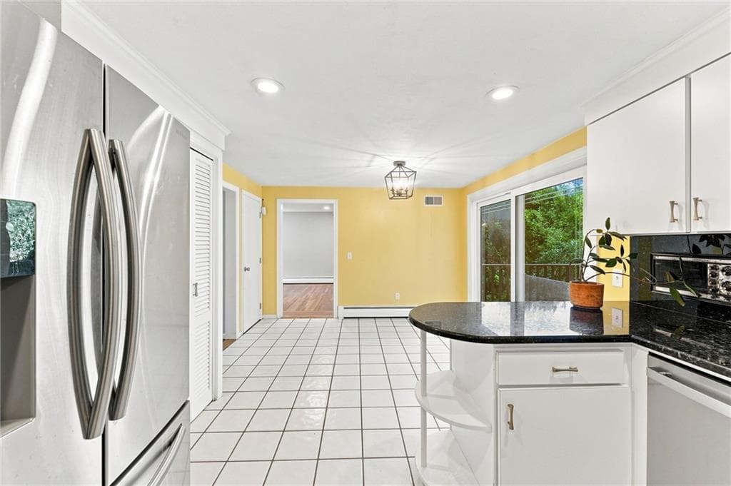 Single Family Residence at 33 Old Oak Drive, Warwick, photo 21 of 47