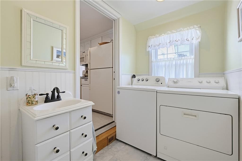 Single Family Residence at 166 Puritan Drive, Warwick, photo 17 of 35