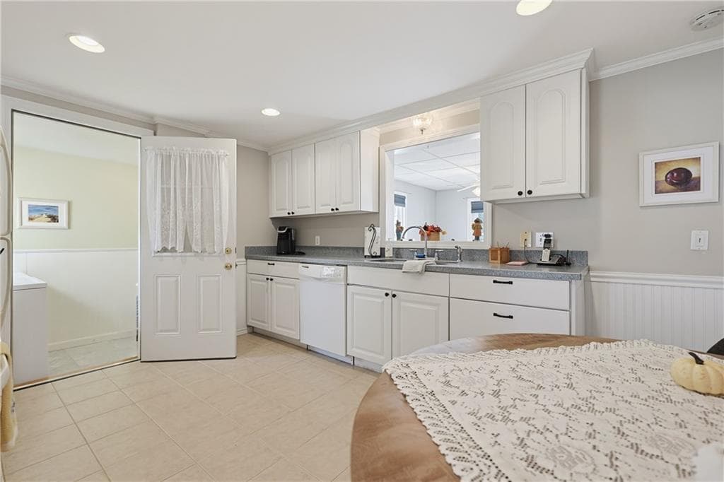 Single Family Residence at 166 Puritan Drive, Warwick, photo 7 of 35