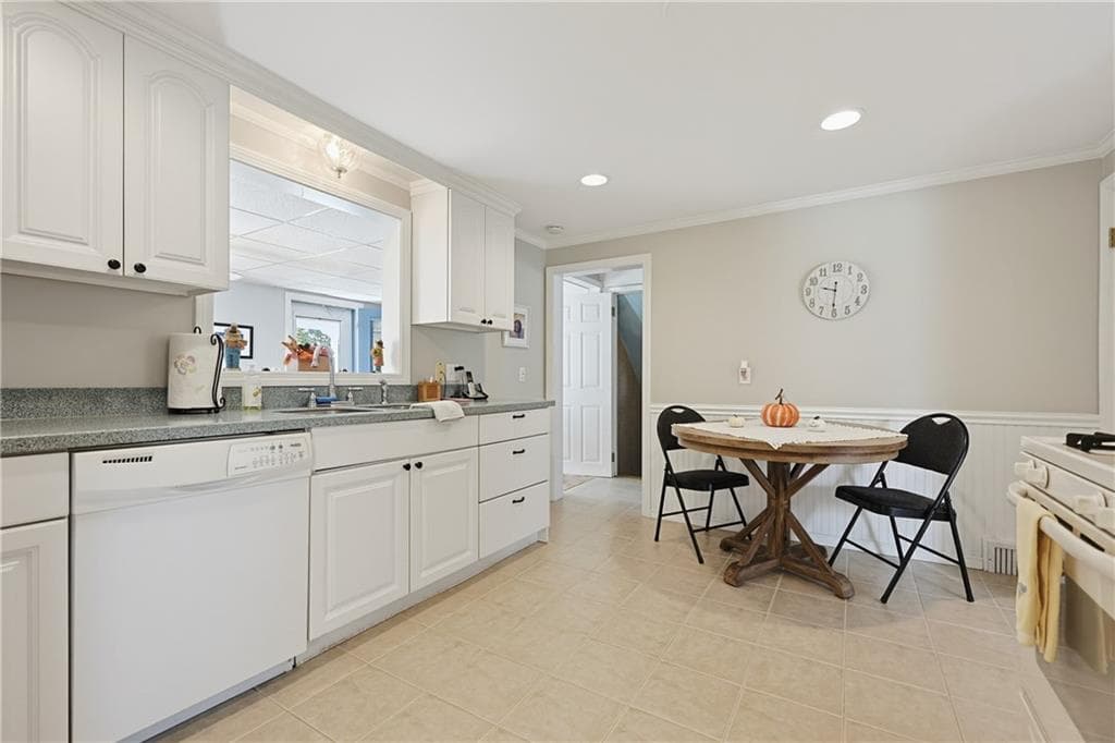 Single Family Residence at 166 Puritan Drive, Warwick, photo 9 of 35