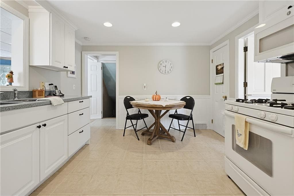 Single Family Residence at 166 Puritan Drive, Warwick, photo 10 of 35
