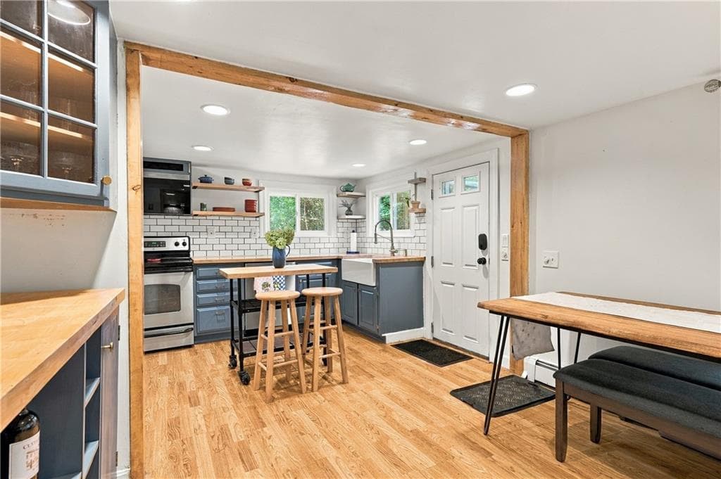 Single Family Residence at 7 White Pine Drive, Cumberland, photo 7 of 34