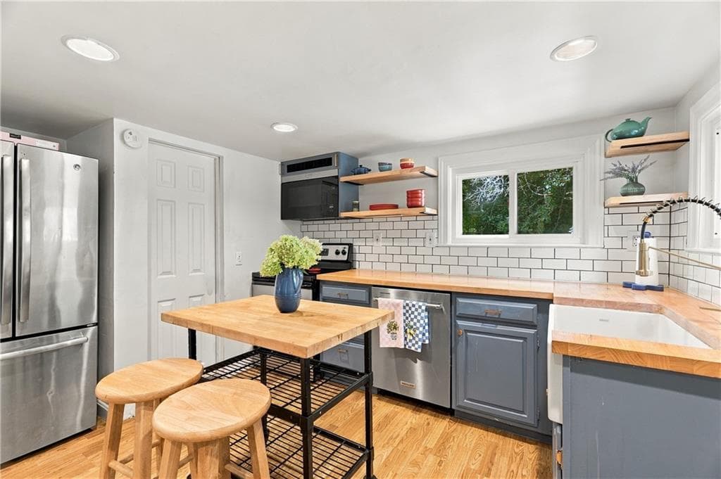 Single Family Residence at 7 White Pine Drive, Cumberland, photo 9 of 34