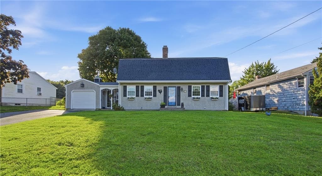 Single Family Residence at 11 Linda Avenue, Portsmouth, photo 2 of 34