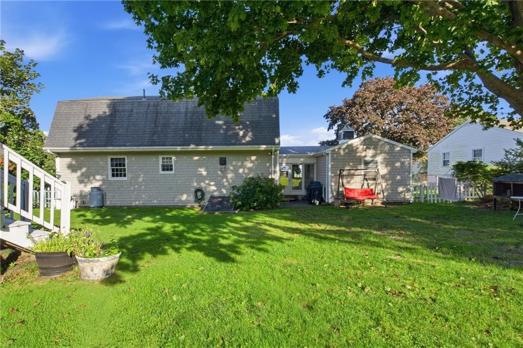 Single Family Residence at 11 Linda Avenue, Portsmouth, photo 7 of 34