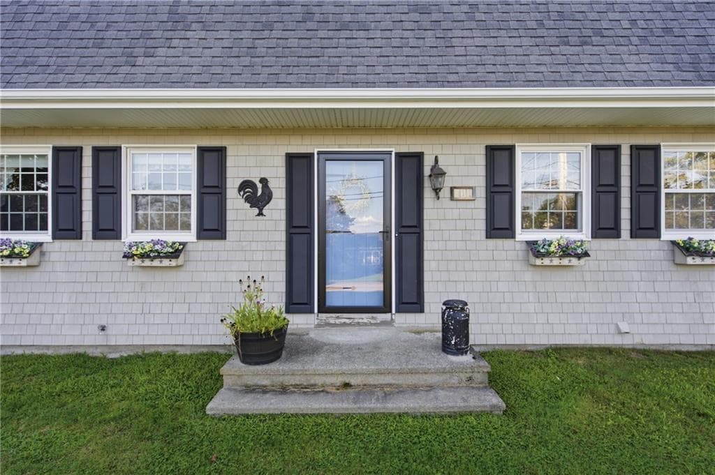 Single Family Residence at 11 Linda Avenue, Portsmouth, photo 4 of 34